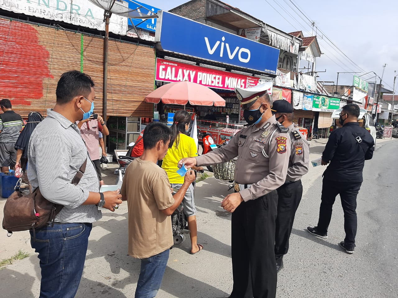 Jajaran Polsek Minas Kembali Bagikan Masker Kepada Pengunjung Pasar Tradisional di Minas