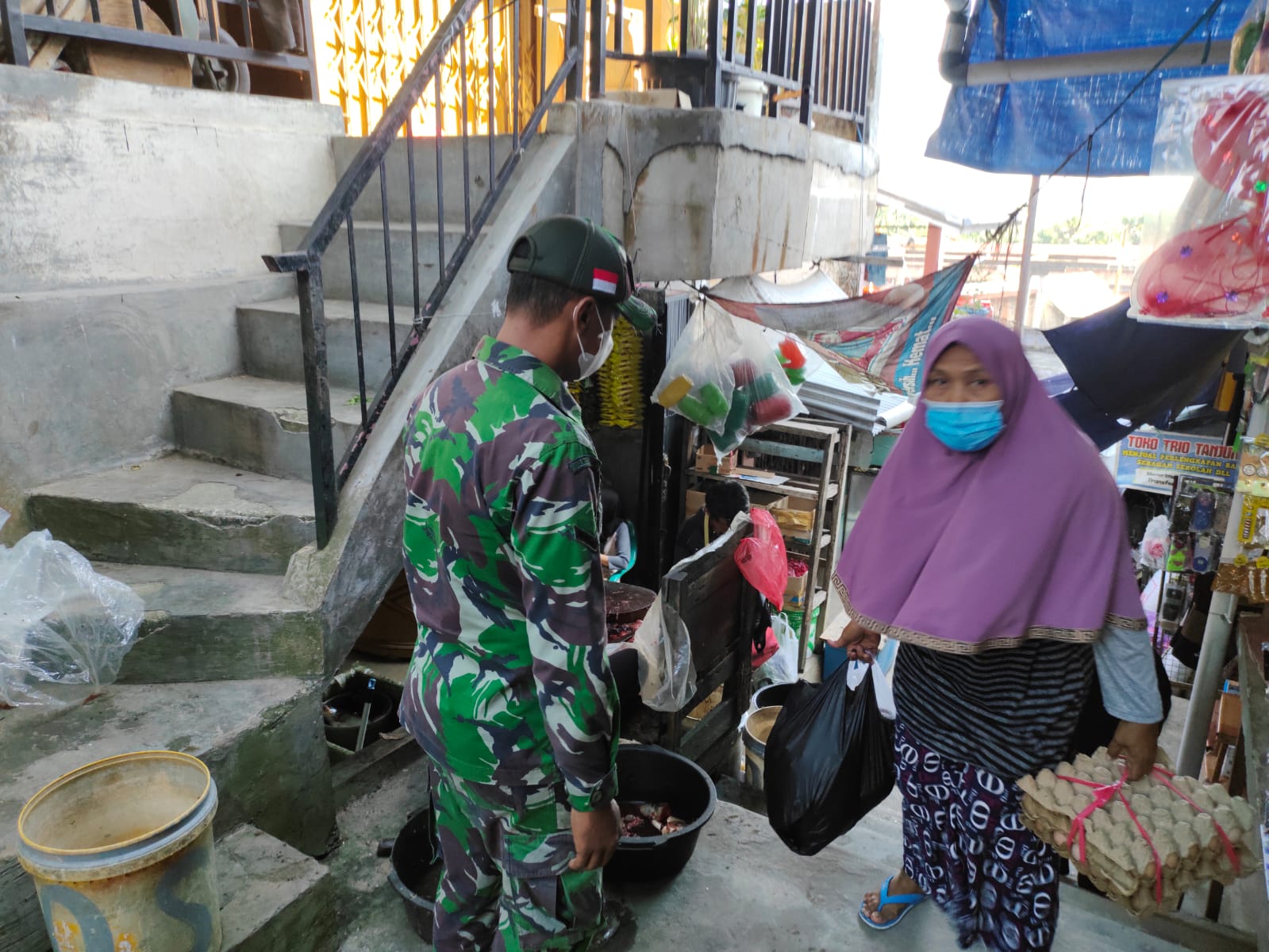 Putus Penularan Covid-19, Serda Heppy S Sosialisasi Prokes kepada Masyarakat di Pasar Minas