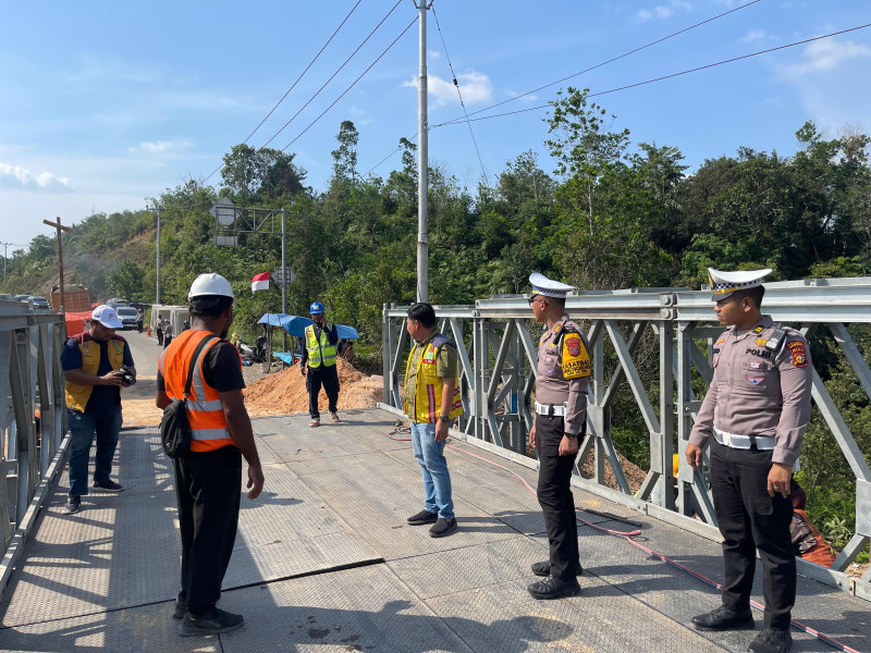 Satlantas Polres Kampar Uji Coba Jembatan Bailey di KM 106/107 Jalan Amblas Desa Tanjung Alai XIII Koto Kampar