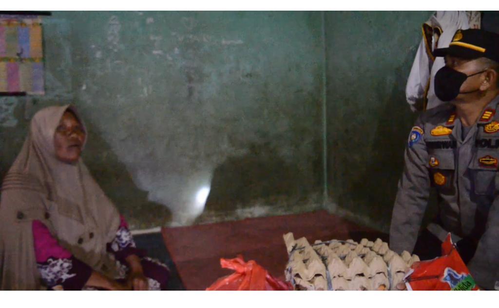 Respon Cepat Terhadap Kaum Dhuafa Yang Terlantar, Kasat Binmas Polres Siak Beri Bantuan Sosial