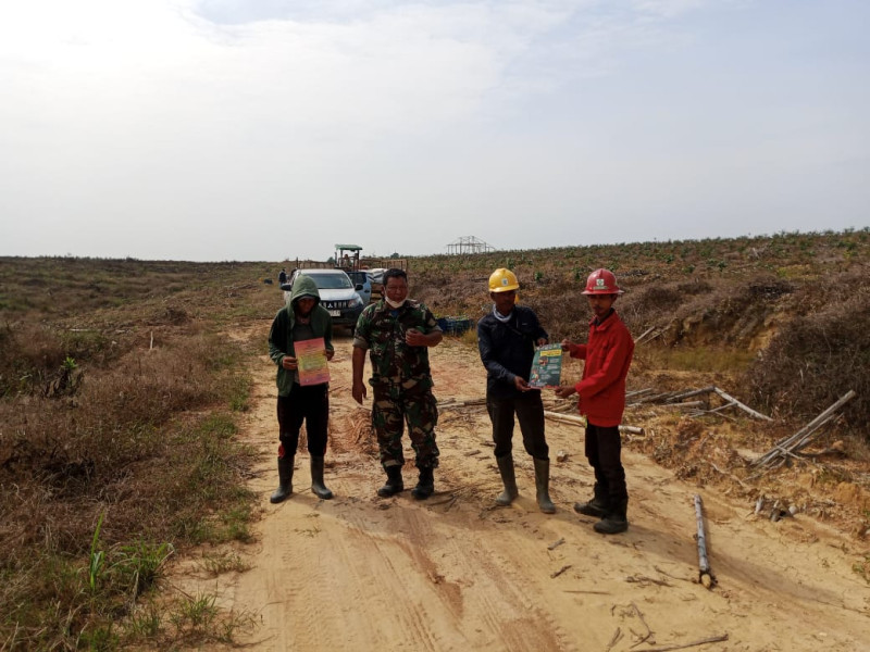 Serka D Sihombing Bersama Warga Kampung Muara Bungkal & Tim, Lakukan Kegiatan Patroli Dan Cek Embung Bertujuan Untuk Antisipasi Karhutla