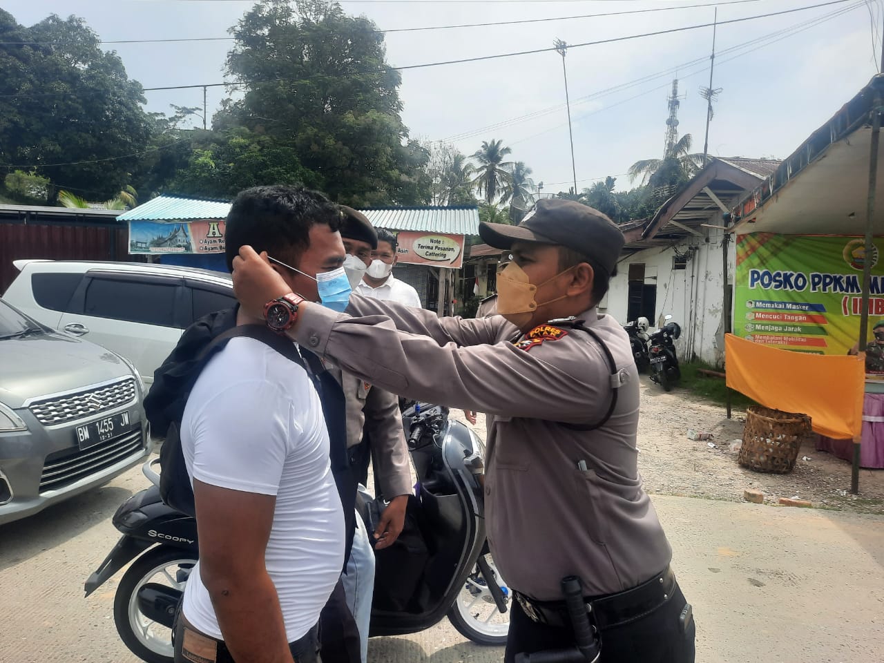 Peduli Kesehatan Masyarakat Polsek Minas Berbagi Masker Gratis Untuk Cegah Penyebaran Covid-19