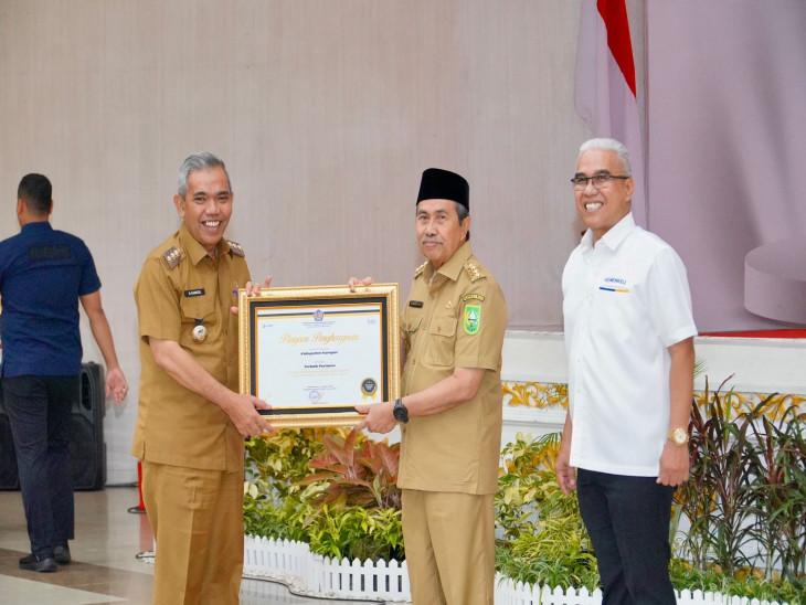 Pj Bupati Kampar Terima Penghargaan Terbaik Pertama Atas Kinerja Penyaluran Kredit Usaha Rakyat dan Ultra Mikro Tahun 2022 dari DJPb Riau.