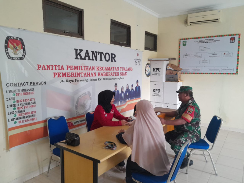 Pastikan Tahapan Pemilu 2024 Tetap Berjalan Aman Dan Lancar, Babinsa Koramil 04/Perawang Monitoring di Kantor PPK Tualang