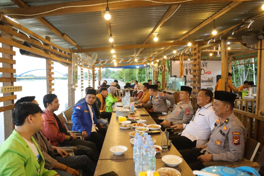 Pantau Debit Air Sungai Indragiri, Kapolres Bersama Mahasiswa Adakan Bukber