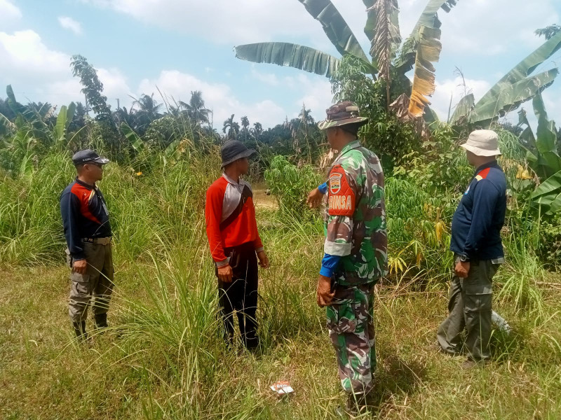 Cegah Karhutla Sejak Dini, Serda Mayus Maruli Aktif Patroli Dengan Warga Kampung Minas Timur