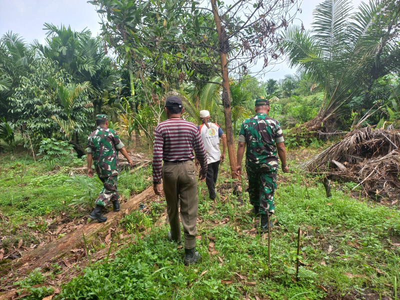 Bersama Warga di Kampung Tualang, Serka Afrisal dan Sertu Sarju Beserta Tim Lakukan Giat Patroli Guna Cegah Kebakaran Lahan