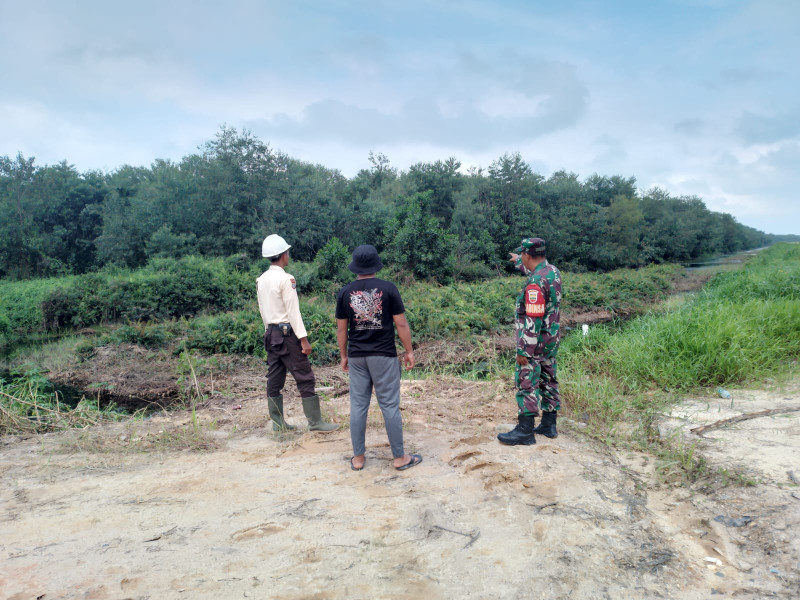 Babinsa Koramil 03/Minas Pelda Benriyadi Siaga Karhutla, Patroli Intensif di Kampung Lubuk Umbut