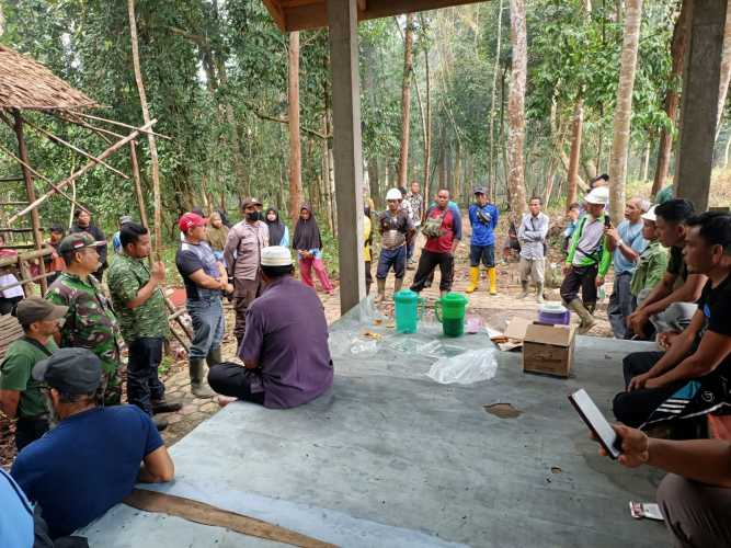 Sertu Ardhi Syam Bersama Upika Sungai Mandau dan Pihak PT RAPP Goro Pembersihan Kawasan Wisata Kolam Tujuh dan Pembersihan Jalan