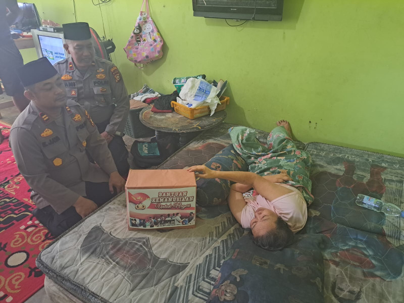 Kapolsek Lirik Dan Personil Salurkan Bantuan Kemanusiaan di Dua Desa