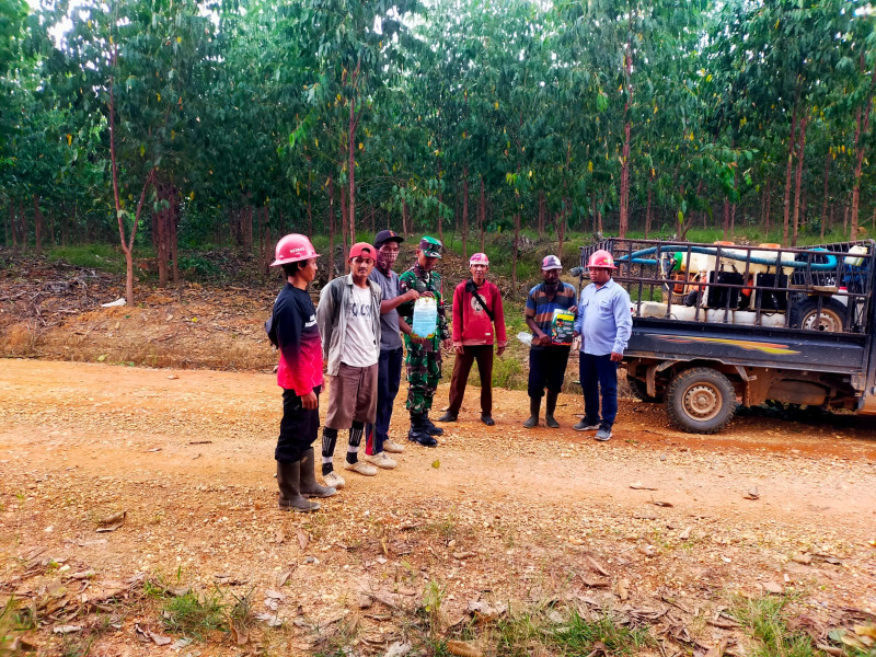 Sertu Joko Purnomo Bersama Warga Binaan di Bencah Umbai Giat Penanggulangan Karhutla Dengan Melakukan Berpatroli