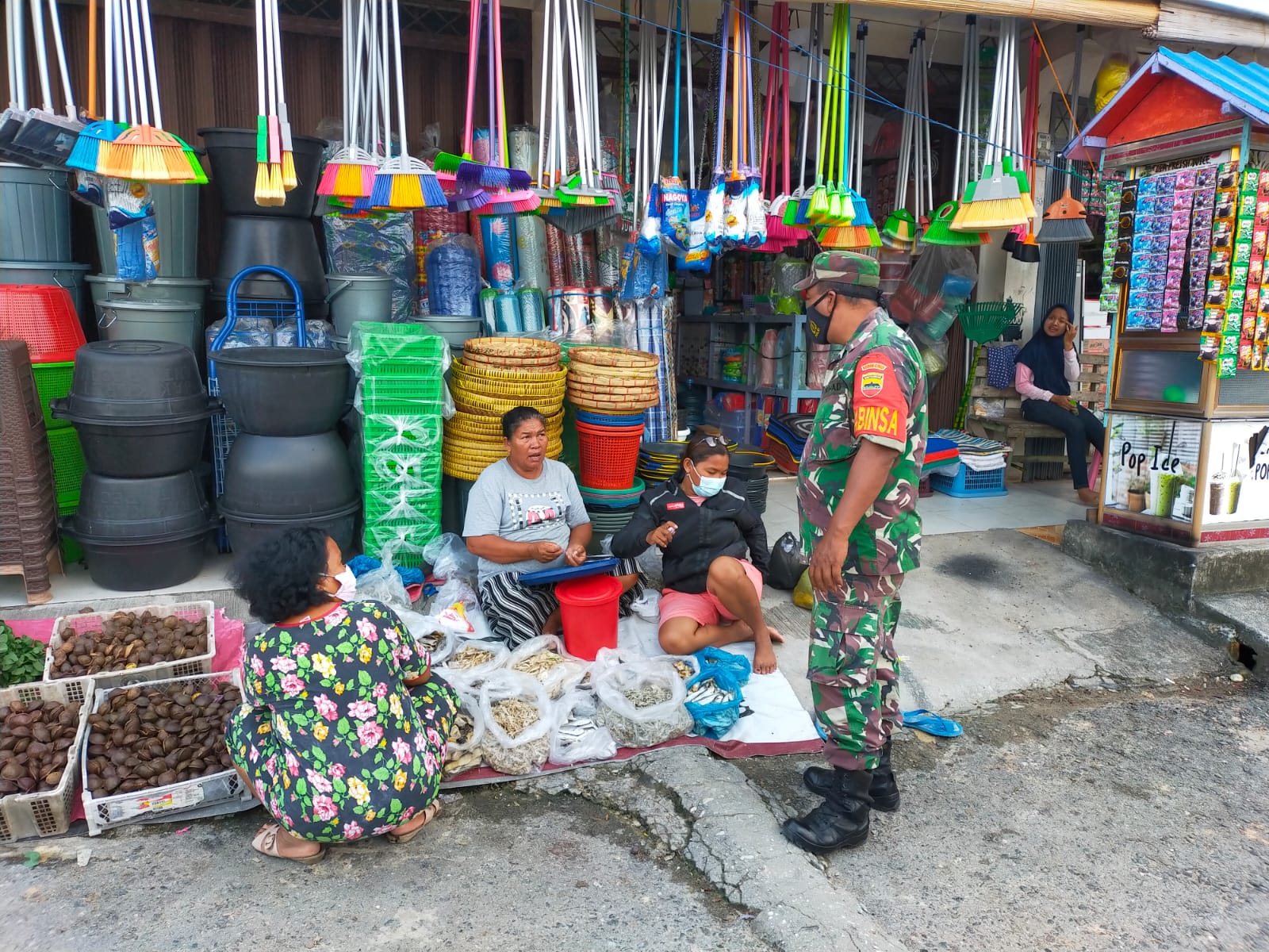 Hari Ini Serma Benriyadi Babinsa Koramil 03/Minas Sosialisasi Prokes di Pasar Minas