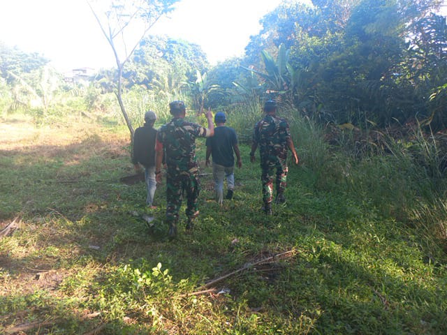 Bersama Warga di Perawang, Sertu Sarju dan Praka Gunariadi Beserta Tim Lakukan Giat Patroli Guna Cegah Kebakaran Lahan