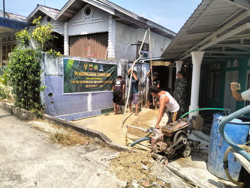 TNI Manunggal Air Bersih, Koramil 03/Minas Dampingi Pembuatan Sumur Bor di Minas Jaya