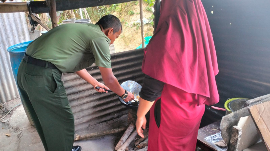 Babinsa Koramil 03/Minas Bentu Warga Dengan Masuk Dapur Ibu Marni Warga Kurang Mampu di Minas Jaya