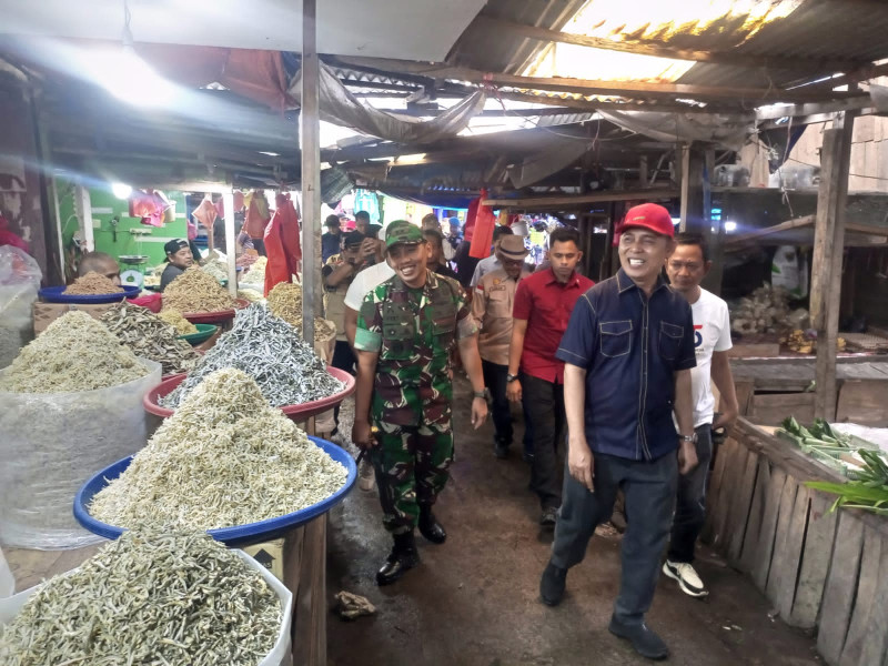 Komandan Kodim 0314/Inhil dampingi Pj bupati Sidak pasar tradisional Tembilahan