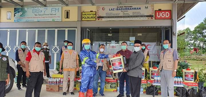 Ketua DPRD Bengkalis & Camat Riki Serahkan 50 Disinsfectan Untuk Mencegah Covid-19