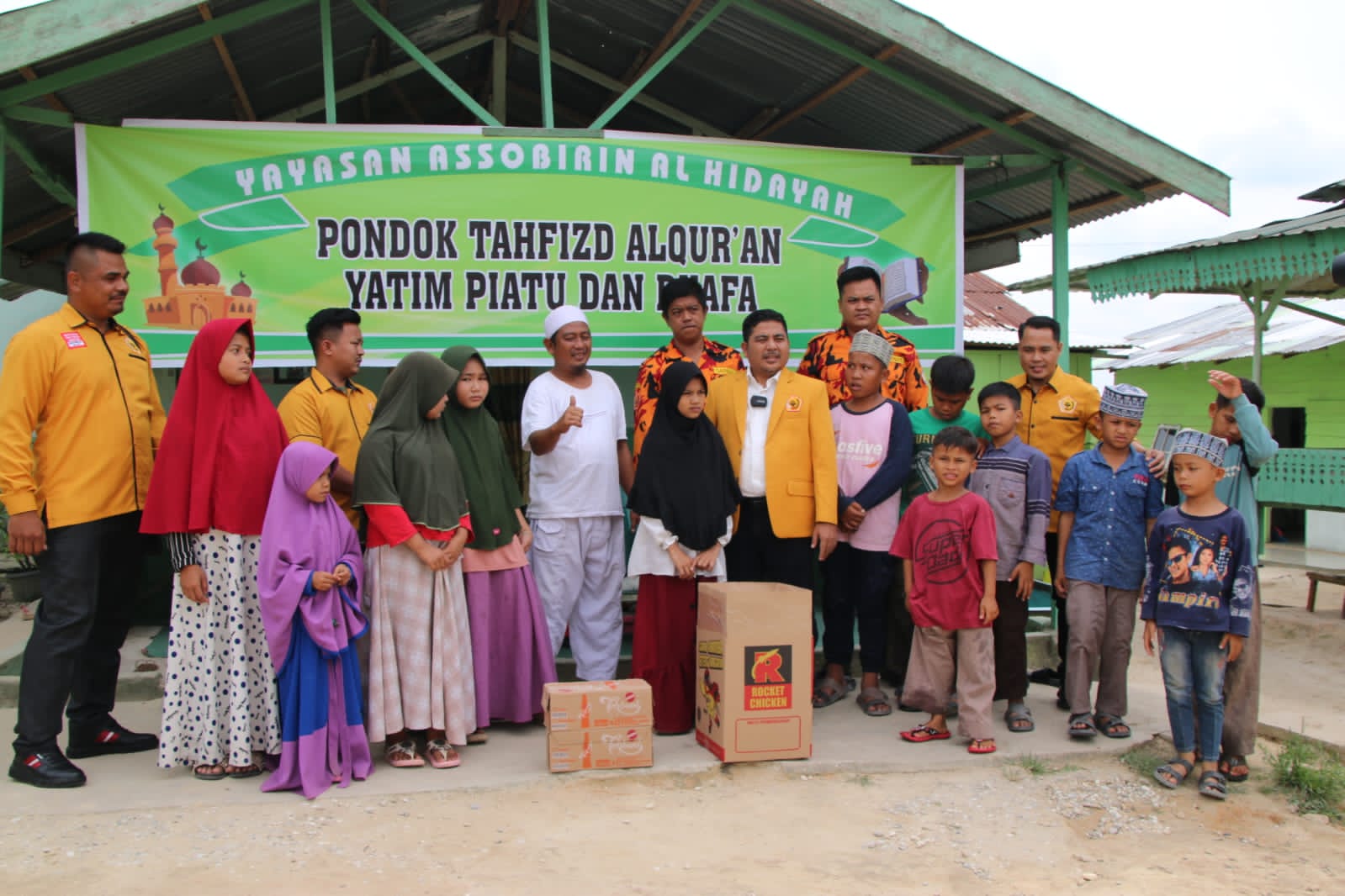HUT ke 63, MKGR Riau Berbagi Sembako ke Panti Asuhan