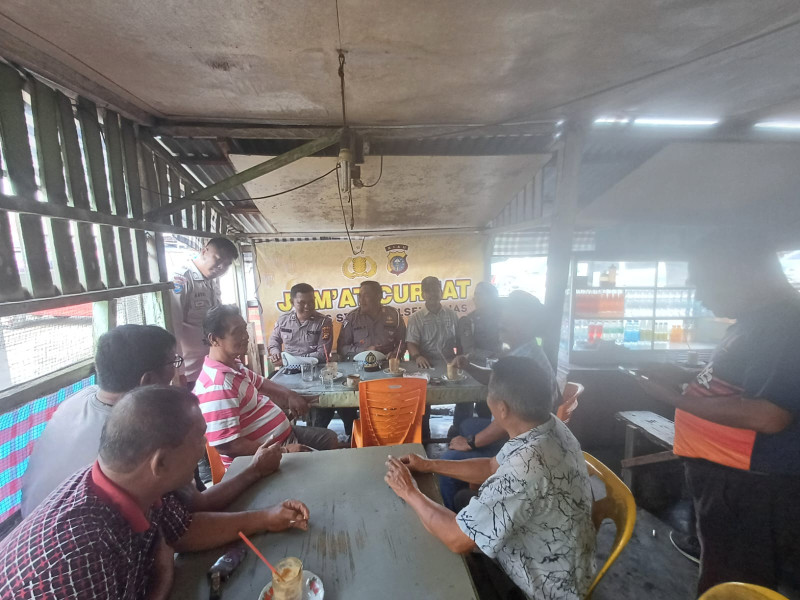 Sambangi Warga Minas Jaya Yang Tengah Berada di Warung, Begini Curhatan Warga Dalam Giat Jum'at Curhat Polsek Minas 