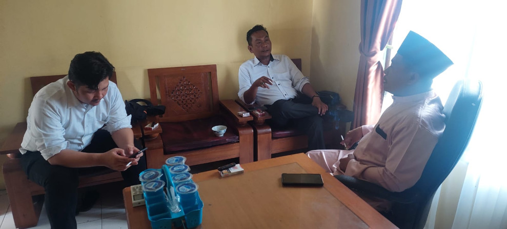 Satuan Intelkam Polres Pelalawan Ajak Tokoh Pemuda Dan Masyarakat Desa Makmur Kecamatan Pangkalan Kerinci Untuk Memaksimalkan Pos Kamling Dan Aktif Menjaga Kamtibmas