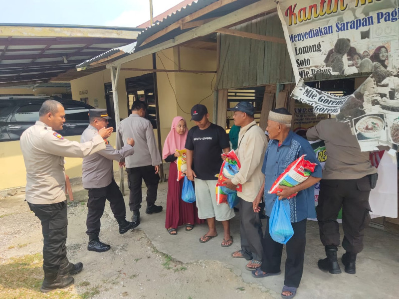Jumat Barokah, Polsek Siak Hulu Berikan Bansos Kepada Warga Kurang Mampu di Desa Pangkalan Baru