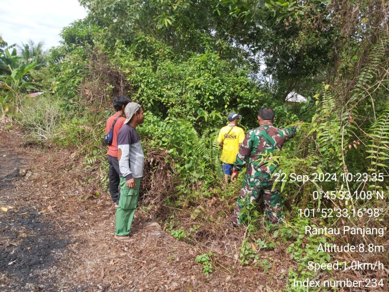 Babinsa Koramil 04/Perawang dan Masyarakat Bersatu Cegah Karhutla di Kampung Rantau Panjang