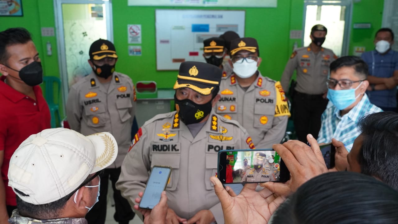 Karoops Polda Riau Kunjungi Lokasi Vaksinasi Serta Pos PPKM Di Siak