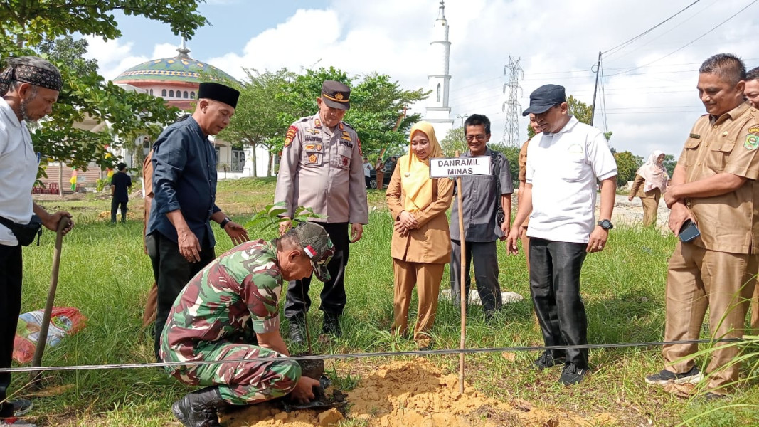 DALAM RANGKA PELESTARIAN LINGKUNGAN HIDUP & MEMPERINGATI HARI BUMI KUA KECAMATAN MINAS LAUNCHING GERAKAN PENANAMAN 1 JUTA POHON MATOA DI  KECAMATAN MINAS