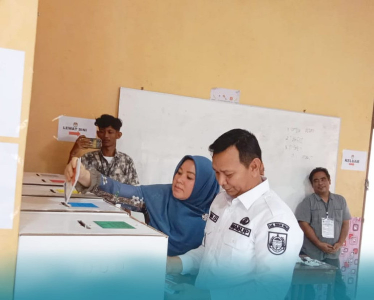 Pesta Kontestasi Politik Tahun 2024: Wakil Bupati Rohul & Istri Salurkan Pilihannya di TPS 045