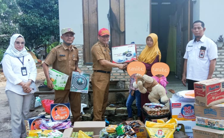 Kadis Sosial P3A Rohul Serahkan Bantuan Atensi Kewirausahaan di Desa Tanjung Medan