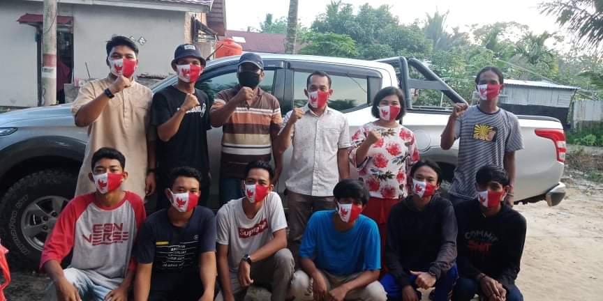 Didampingi Sang Istri, Dewan Paramananda Berbagi Ratusan Sembako & Masker