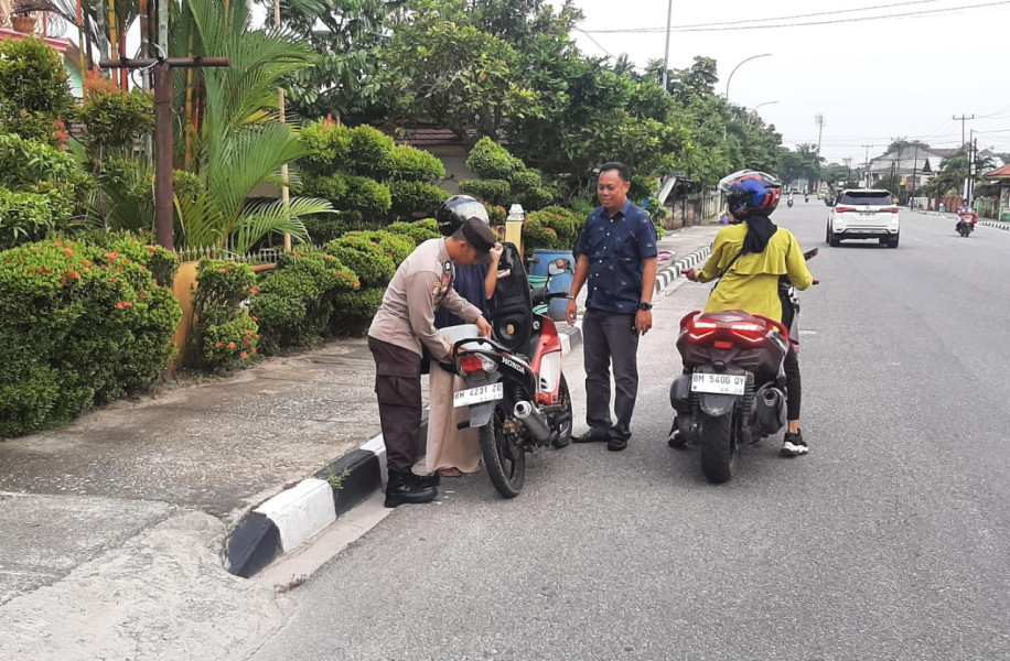 Aksi Polisi Bantu Motor Mogok di Tengah Jalan Ini Tuai Pujian, Sampai Isikan Bensin