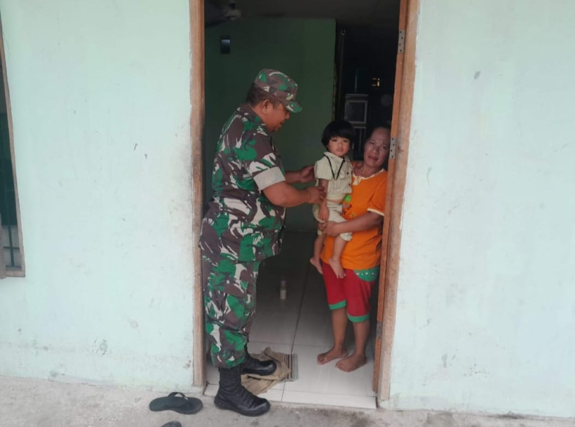 Babinsa Sertu V Luberto Giat Pengecekan Anak Stunting Kerumah Warga Binaan di Kampung Perawang Barat