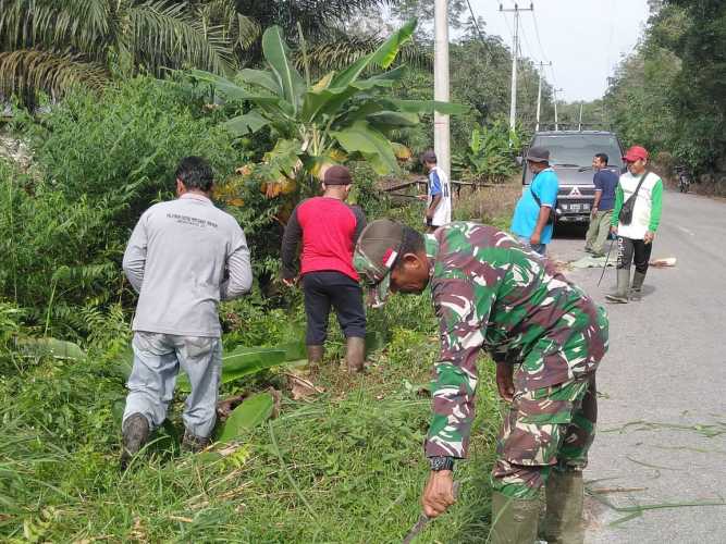 Serka Risman Girsang Bersama Upika Sungai Mandau Lakukan Goro Pembersihan Jalan di Sungai Selodang 