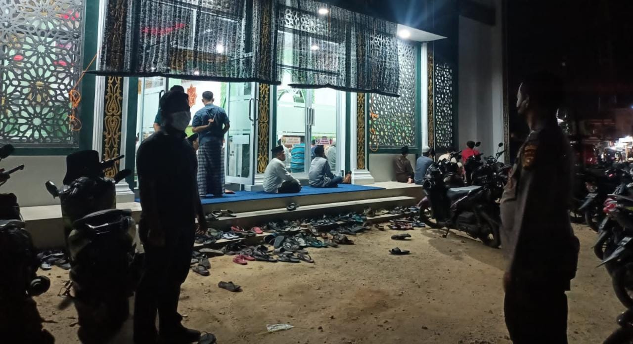 Bulan Ramadhan, Polsek Pangkalan Kerinci Pengamanan Saat Ibadah Sholat Tarawih