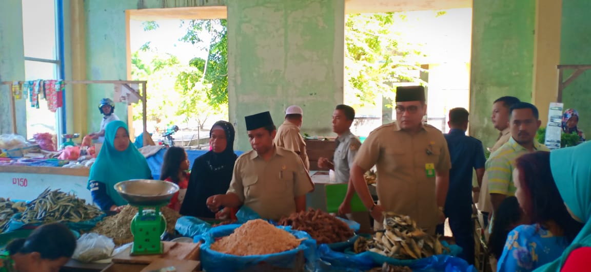 Pantau Fluktuasi Harga Komoditi Pokok di Awal Ramadhan, Disperindag Sidak Pasar Belantik