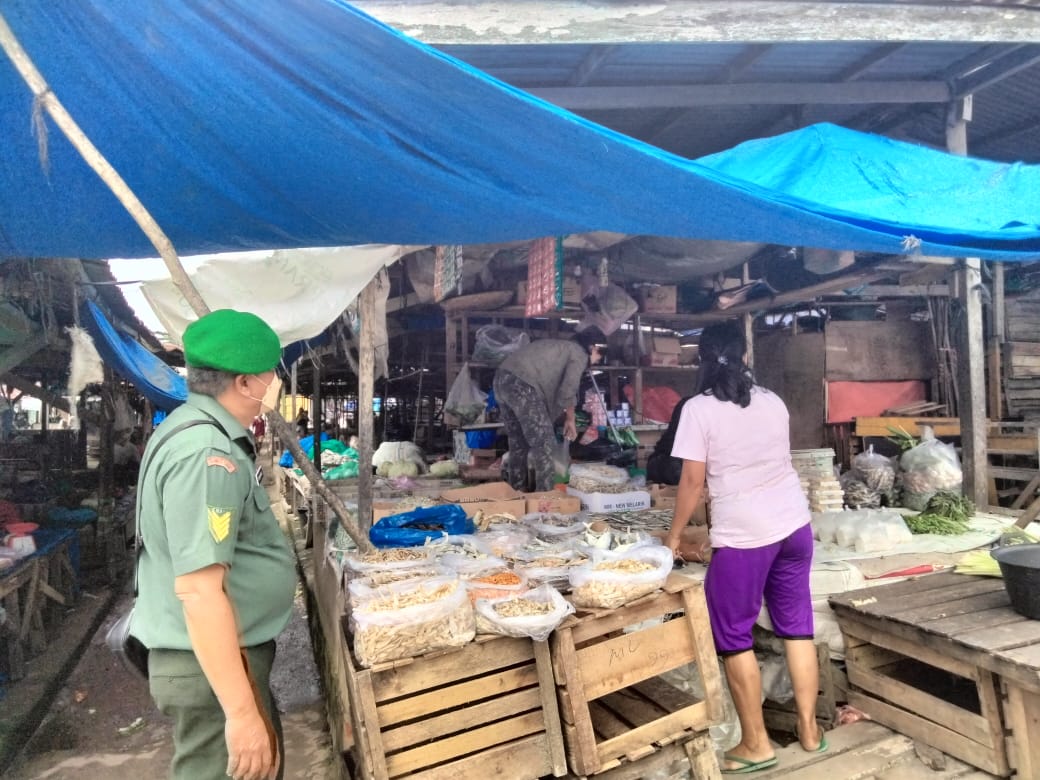 Serma Zulkifli Kembali Lakukan Gakplin Untuk Antisipasi Penularan COVID-19 di Pasar Tradisional Kecamatan Minas