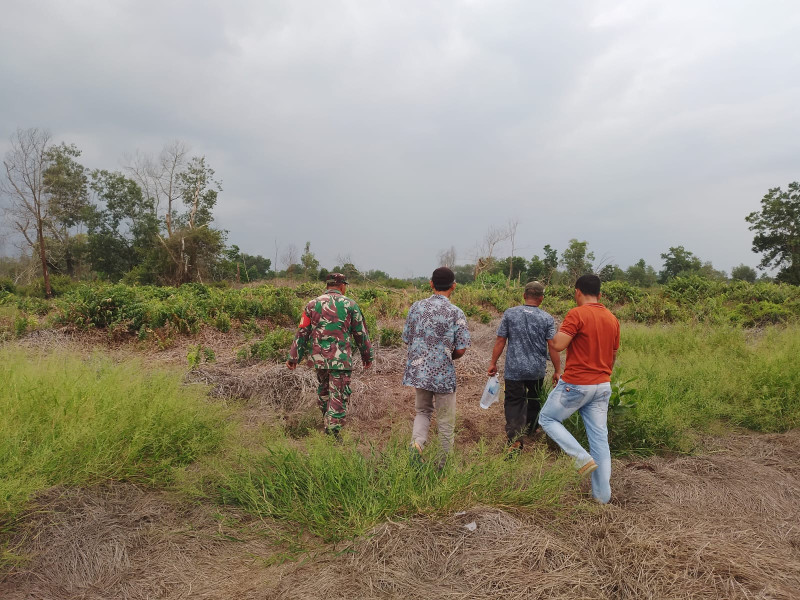 Pelda Benriyadi Aktif Patroli Karhutla Dengan Warga Masyarakat  di Kampung Lubuk Umbut