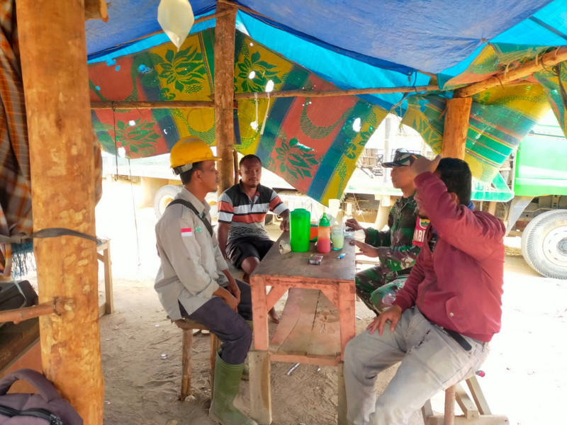 Giat Komsos Karlahut, Sertu Joko Purnomo Sambangi Warga Bencah Umbai Sosialisasikan Bahaya dan Cara Mencegah Kebakaran Lahan