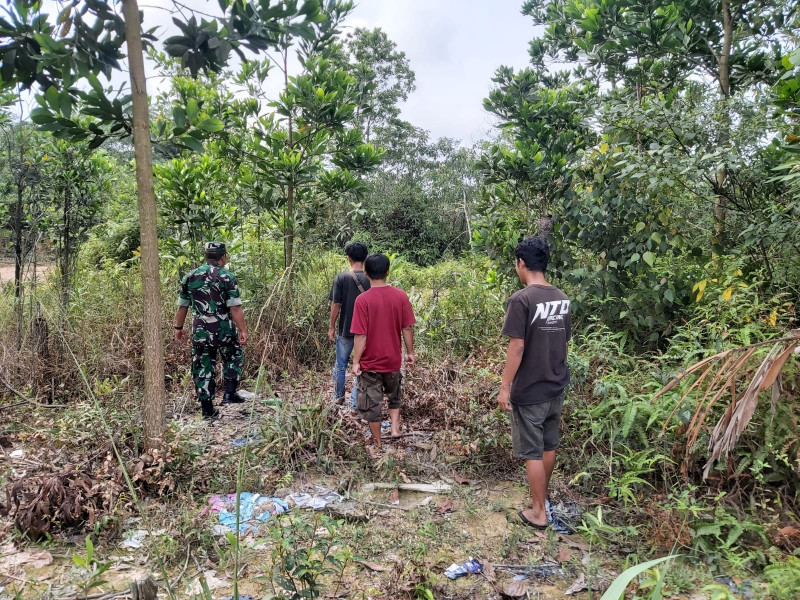 Cegah Karhutla, Babinsa Koramil 04/Perawang Ajak Warga Intensifkan Patroli di Kampung Perawang Barat