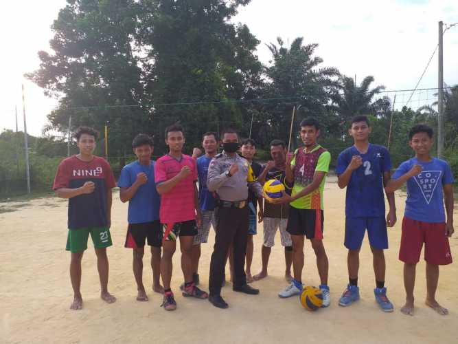 Ajak Pemuda Berkegaitan Positif, Polsek Minas Berikan Bantuan Dua Bola Volley Kepada Pemuda di Minas Timur 