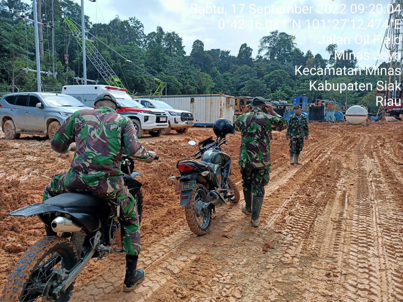 Serma Muhammad Nasir dan Serda Parjuni Patroli Drilling Demi Keamanan OVN di PT PHR Minas