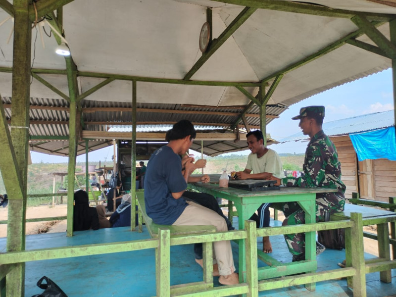 Sambangi Warga Binaannya, Sertu Joko Purnomo Sosialisasikan Tentang Kebersihan Lingkungan Dan Kesehatan