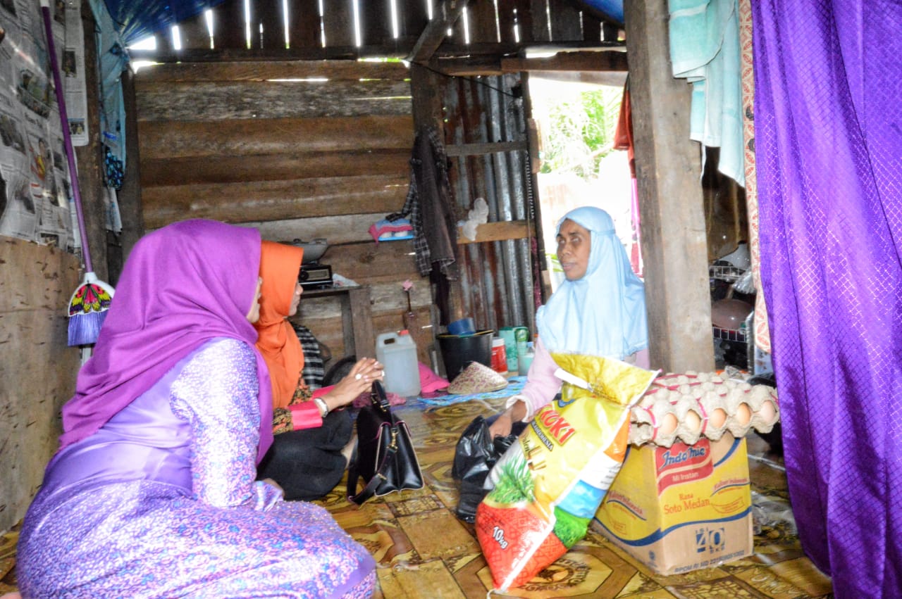 Ibu-ibu PKK Kabupaten Siak Kembali Berikan Bantuan Untuk Warga Miskin