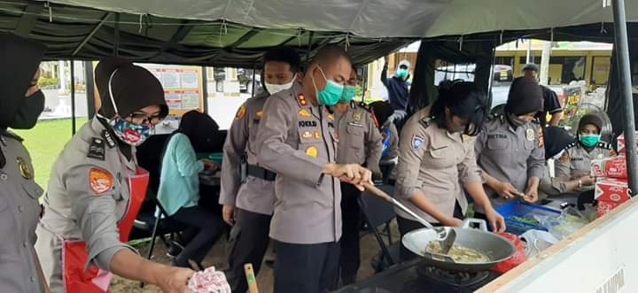 Dapur Umum Polres Kampar Sajikan 350 Nasi Kotak Untuk Warga Kurang Mampu Terdampak Covid-19