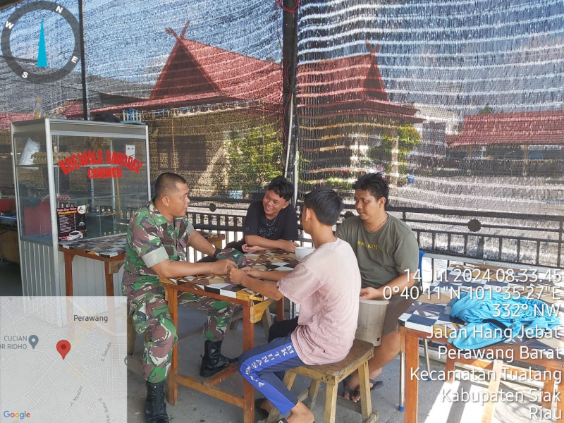 Melalui Komsos, Babinsa Koramil 04/Perawang Imbau Warga Perawang Barat Selalu Peduli Kebersihan Lingkungan & Kesehatan