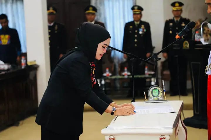 HJ. Sumartini Resmi Di Lantik Sebagai Ketua DPRD Kabupaten Rokan Hulu