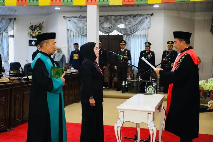 HJ. Sumartini Resmi Di Lantik Sebagai Ketua DPRD Kabupaten Rokan Hulu